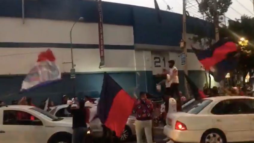 Aficionados del Atlante desafían semáforo rojo y hacen fiesta en Estadio Azul (VIDEO)