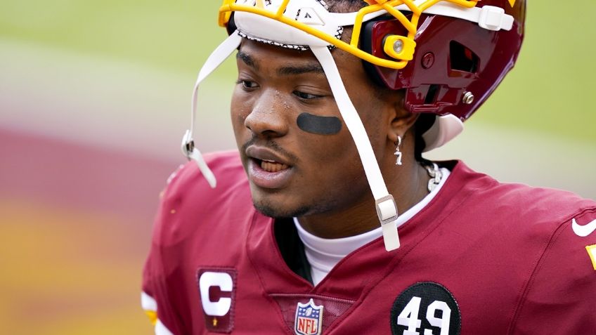 Quarterback de Washington rompe protocolo sanitario por ir a club de striptease