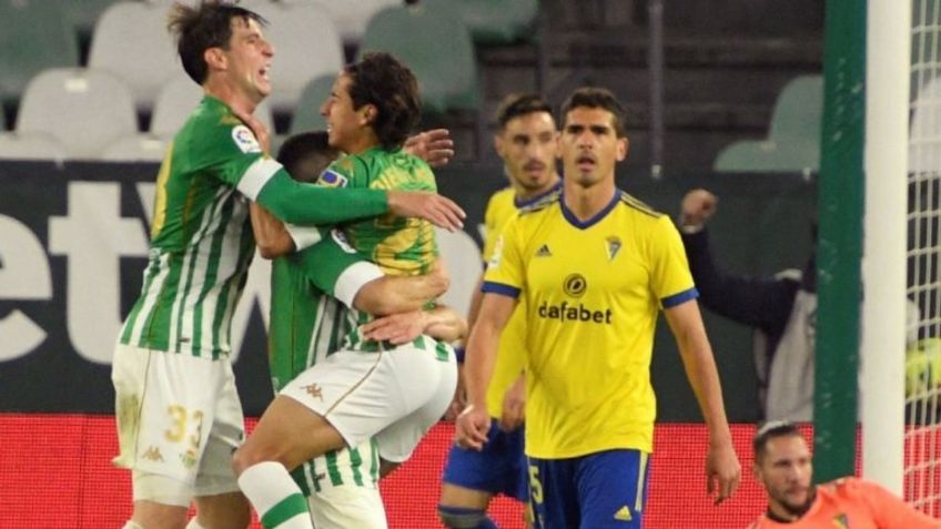 ¡De crack! Así fue la asistencia de Diego Lainez en el Betis vs Cádiz (VIDEO)