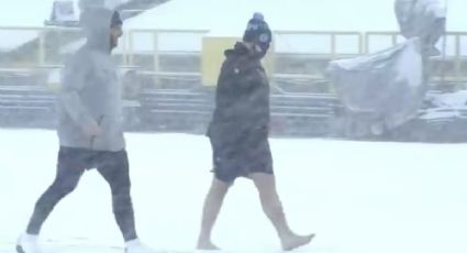 NFL: Ben Jones reza y camina descalzo por la nieve en casa de Green Bay (VIDEO)