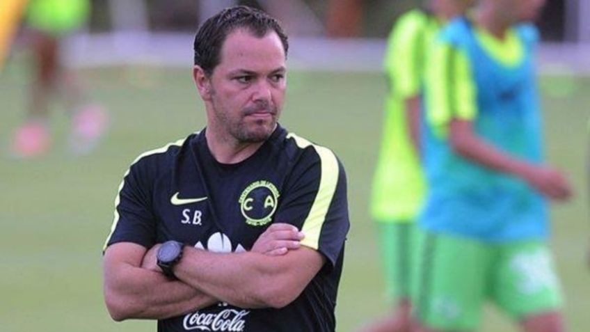 Aficionados del América piden salida de Baños; Santiago Solari, a un paso de llegar