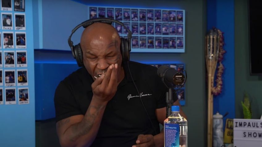 Mike Tyson come 'hongos mágicos' y fuma marihuana en transmisión en vivo (VIDEO)