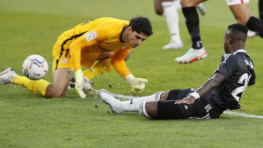 Vinicius Jr. y portero de Sevilla protagonizan insólita jugada viral (VIDEO)