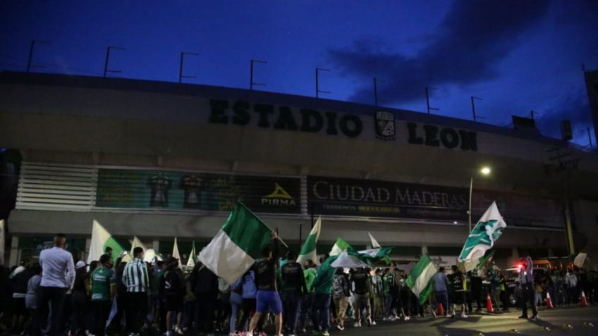 León vs Chivas: Afición de la fiera olvida protocolos sanitarios (VIDEO)
