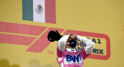 Checo Pérez se emociona al escuchar himno de México en podio de Fórmula 1 (VIDEO)