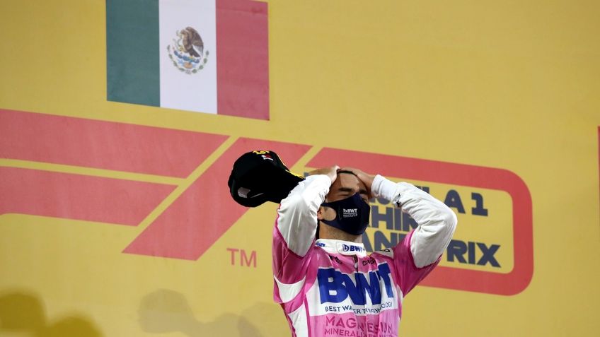 Checo Pérez se emociona al escuchar himno de México en podio de Fórmula 1 (VIDEO)