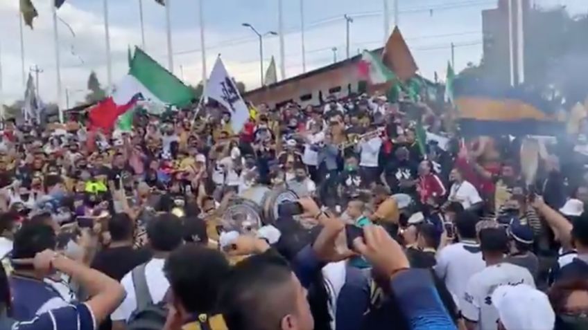 Aficionados de Pumas arman fiesta en el Estadio Olímpico e ignoran protocolo (VIDEO)