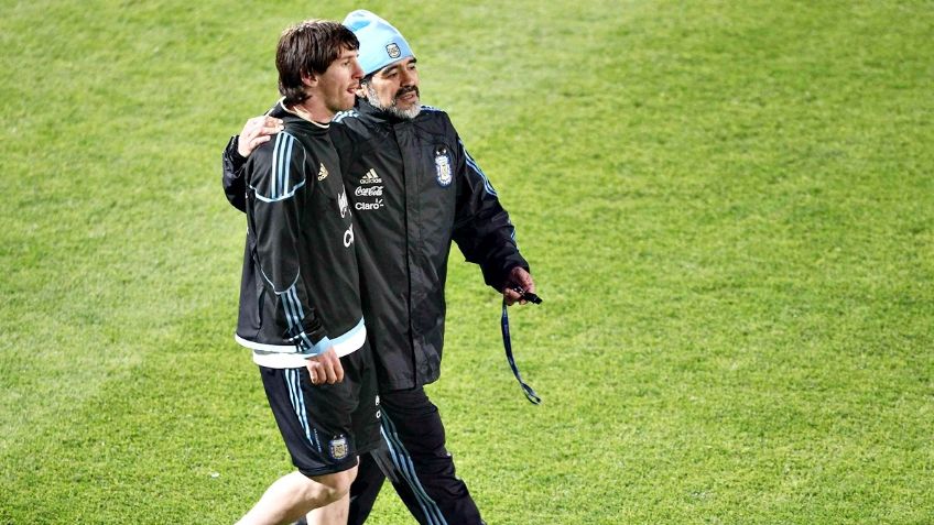 Messi y su mejor maestro: Así le enseñó Maradona a patear tiros libres