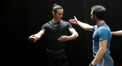 VIDEO: Edinson Cavani “cambia” al futbol por el ballet