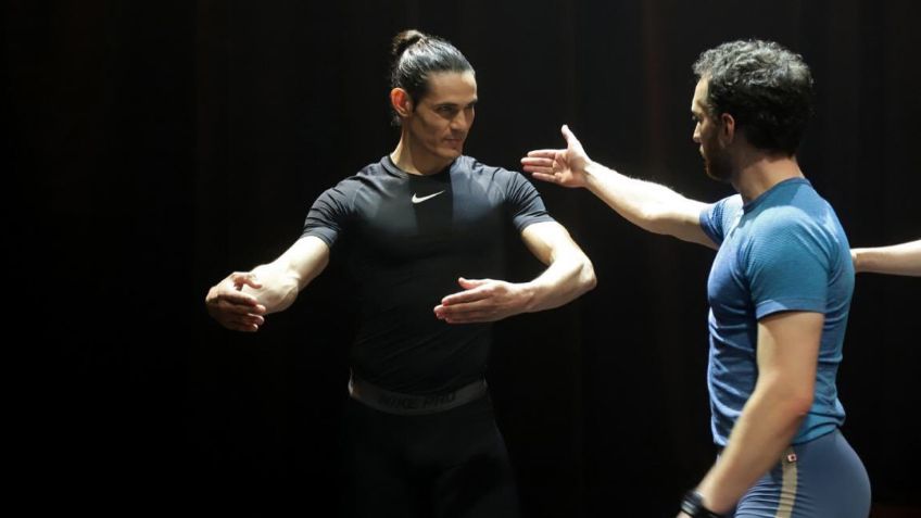 VIDEO: Edinson Cavani “cambia” al futbol por el ballet