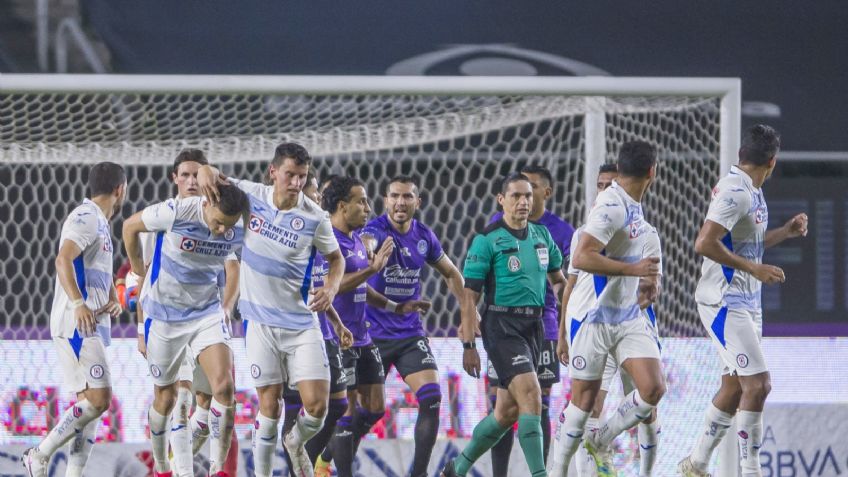 Con polémica, Cruz Azul remonta y hunde el barco de Mazatlán