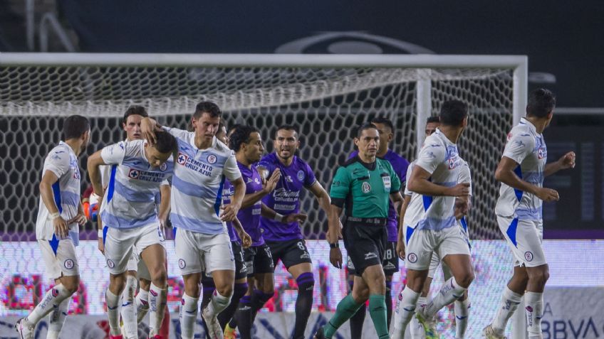 FMF causa polémica con aclaración del penal de Cabecita Rodríguez para Cruz Azul (VIDEO)