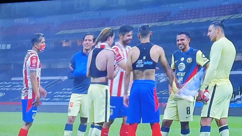 Jugadores de América y Chivas rompen protocolo e intercambian playeras tras el Clásico