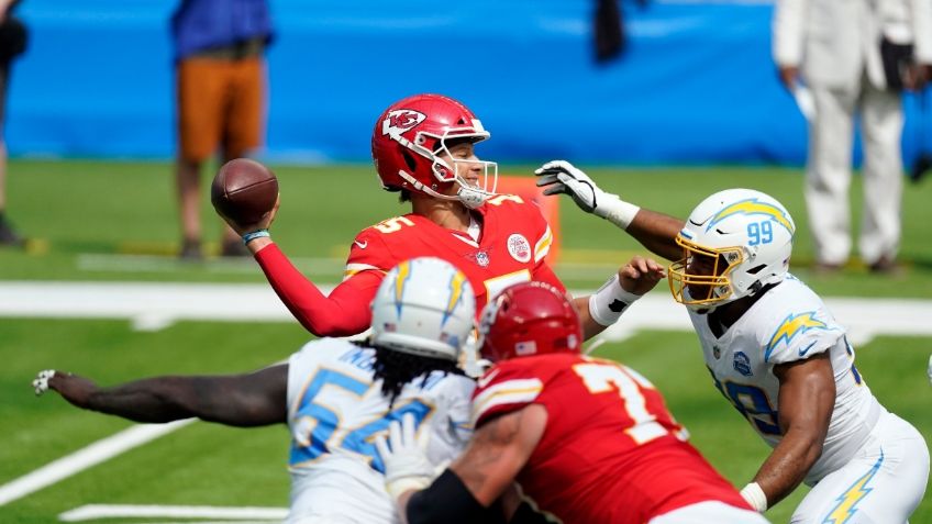 El increíble pase de 54 yardas de Patrick Mahomes en el Chiefs vs Chargers (VIDEO)