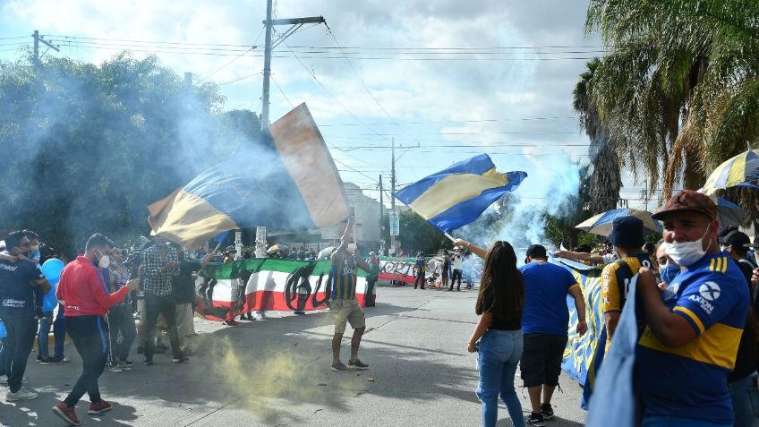 Cientos de aficionados reciben en caravana al Atlético de San Luis, pese a contingencia