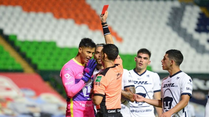 Talavera ya tenía problemas con el árbitro que lo expulsó en el León vs Pumas