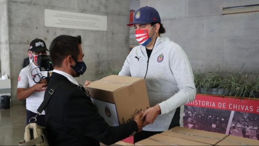 Chivas paga apuesta del Clásico ante América: entrega despensas a mariachis