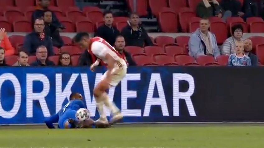 Edson Álvarez recibe expulsión por brutal pisotón en juego de Ajax VIDEO