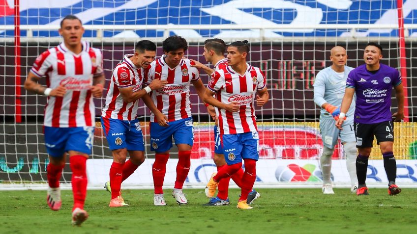 LigaMX: Chivas vence 2-1 a Mazatlán con polémico arbitraje