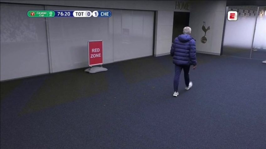 ¡Insólito! Mourinho se va del juego para buscar a un jugador en el baño (VIDEO)