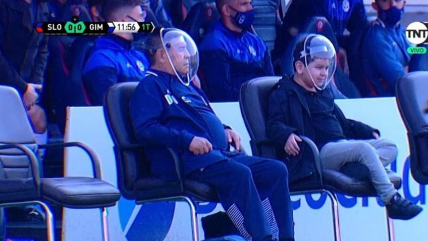 Maradona astronauta: El Diego reaparece con extraño casco en amistoso de Gimnasia