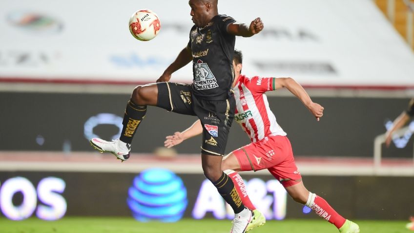 El León duerme en la cima; apaga a los Rayos