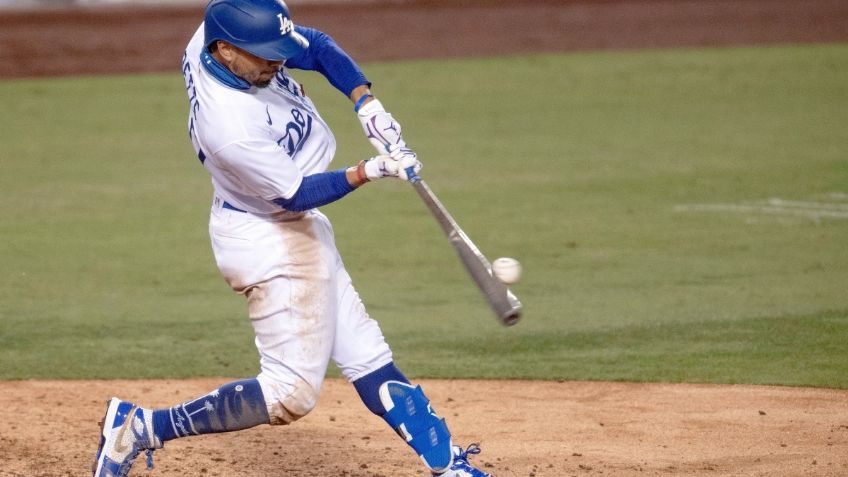 VIDEO: Mookie Betts y Will Smith conectan idénticos hits y golpean al mismo "fan"