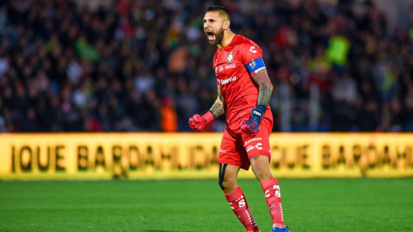 Jonathan Orozco no aprende, rompe protocolos de la Liga MX