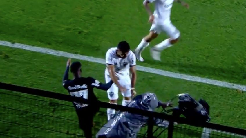 Camarógrafo es derribado y pierde su cámara durante juego en Brasil (VIDEO)