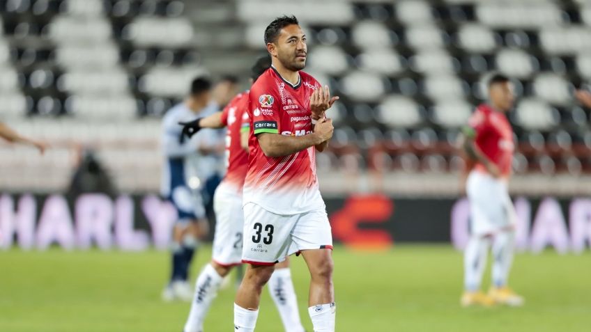 Revientan a Carlos Albert en redes por criticar la expulsión de Marco Fabián