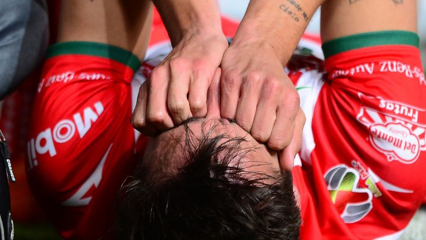 Impactante lesión en el Necaxa vs San Luis; se abre la rodilla con la publicidad (VIDEO)