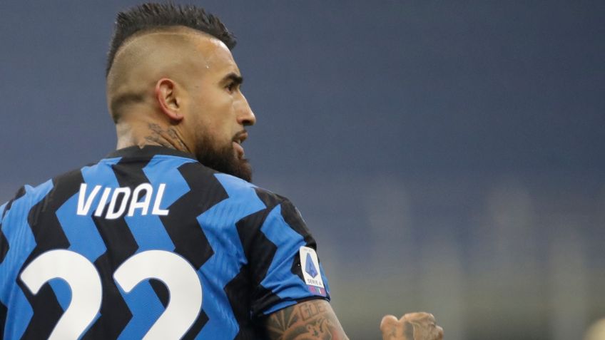 Arturo Vidal causa POLÉMICA por besar escudo de la Juventus (VIDEO)