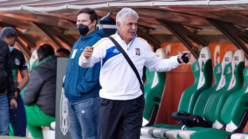 'Tuca' Ferretti es captado fumando durante juego de Tigres ante Santos (FOTO)