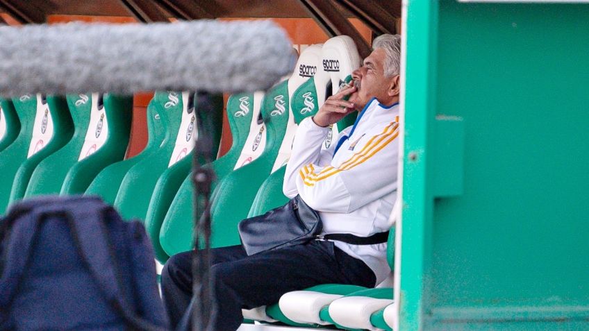 'Tuca' Ferretti es captado fumando durante juego de Tigres ante Santos (FOTO)