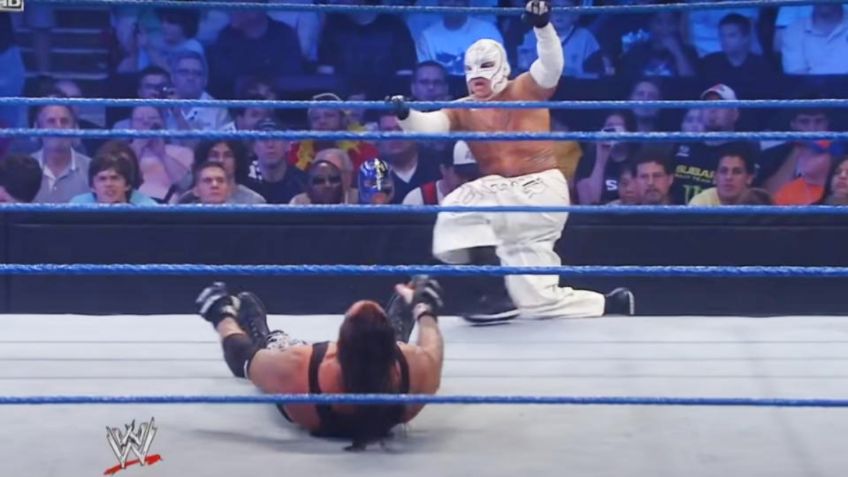 Rey Mysterio casi deja ciego a Undertaker con este golpe (VIDEO)