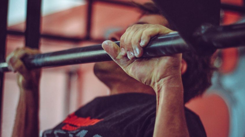 Descubre los mejores ejercicios para espalda en gimnasios al aire libre
