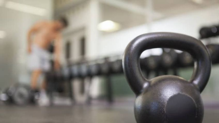 Conoce qué ejercicios hacer en casa con pesas rusas para ganar fuerza