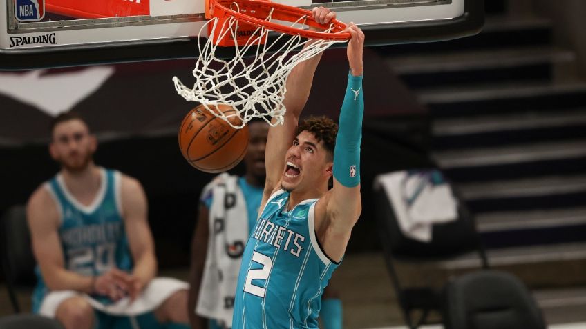 ¿El nuevo LeBron James? LaMelo Ball pone magia a sus pases en la NBA (VIDEO)