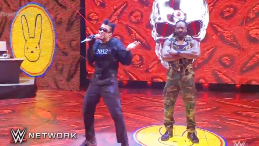 Así cantó Bad Bunny en el Royal Rumble 2021 junto a Booker T (VIDEO)