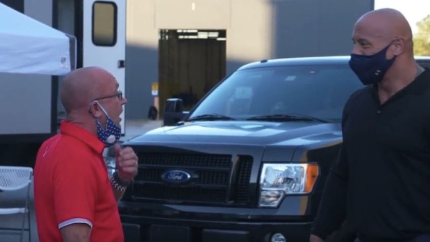 'The Rock' regala camioneta a hombre que lo ayudó cuando no tenía casa (VIDEO)