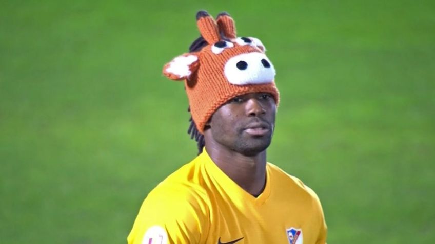 Portero se vuelve VIRAL por utilizar un peculiar gorro en Copa del Rey (VIDEO)