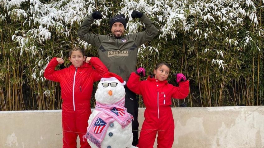 Héctor Herrera disfruta de las nevadas en Madrid junto a su familia