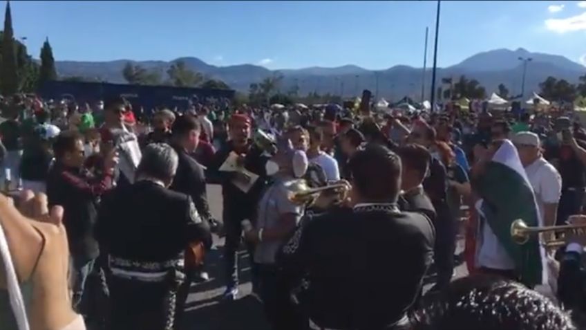 México vs Honduras: Fiesta de aficionados con mariachi en el Estadio Azteca (VIDEO)