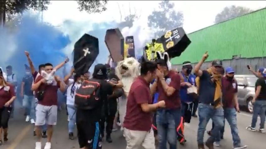 Cruz Azul vs América: Aficionados viven el Clásico Joven con disfraces de Halloween