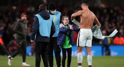 Cristiano Ronaldo le enseña humildad a Zlatan Ibrahimovic al atender a aficionada (VIDEO)