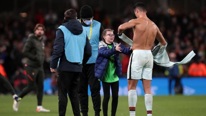 Cristiano Ronaldo le enseña humildad a Zlatan Ibrahimovic al atender a aficionada (VIDEO)