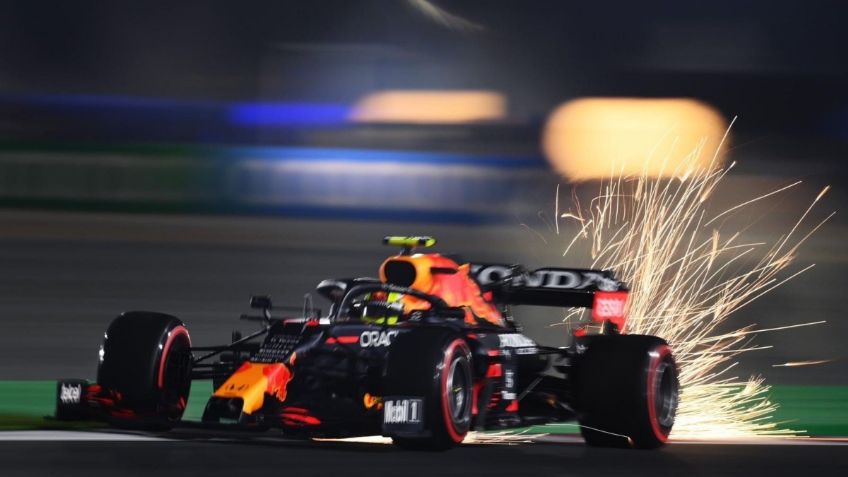 Checo Pérez sufre fuerte accidente y abandona el GP de Arabia Saudita (VIDEO)