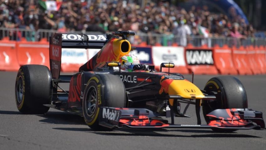 Checo Pérez: Así se lució con el RB7 de Sebastián Vettel en Reforma (VIDEO)