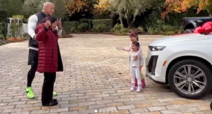 ¡Sorpresa, Mamá! The Rock le regala auto de lujo y provoca reacción VIRAL en VIDEO