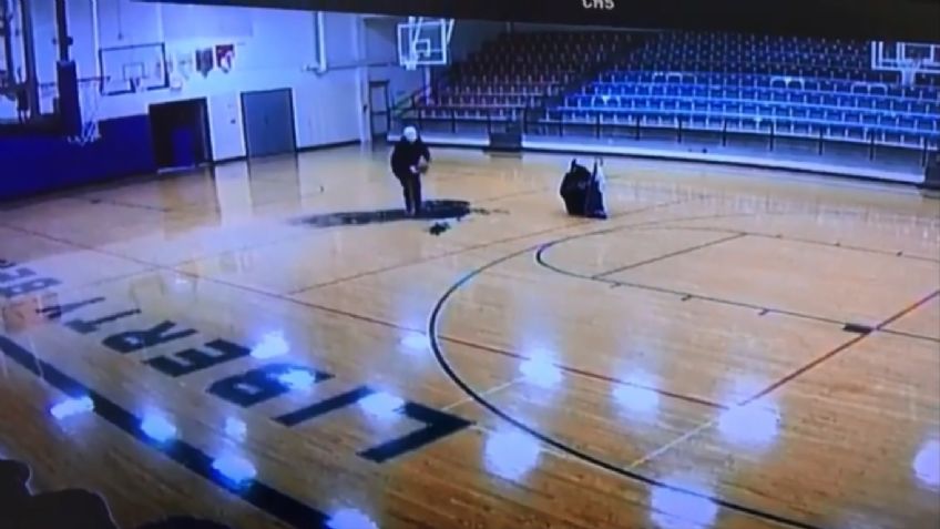 Conserje de una escuela se vuelve viral por encestar como una estrella de la NBA